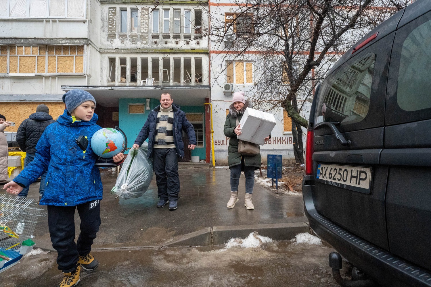 фото: Родина забирає з дому на Салтівці ялинку