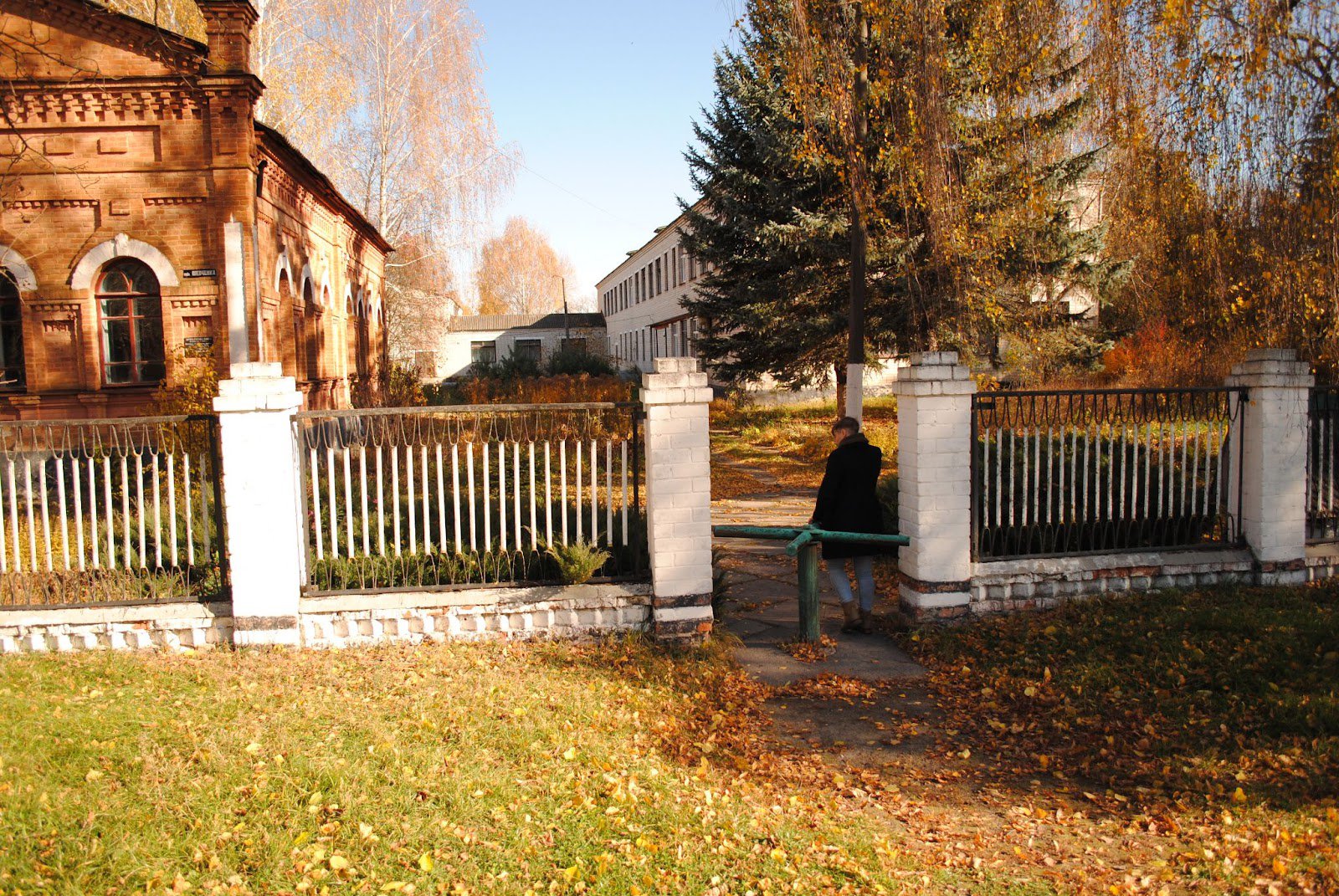 Вхід до школи, ліворуч стоїть старе приміщення – архітектурна пам’ятка місцевого значення,  праворуч – нова будівля школи