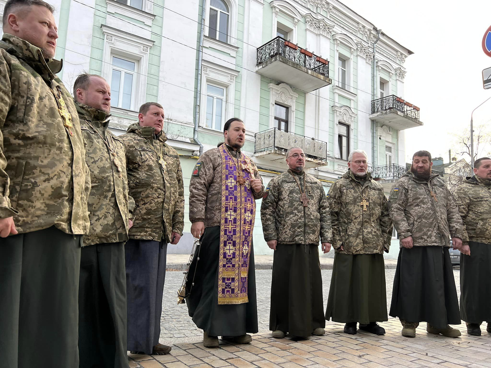 Ігумен Меркурій разом з іншими капеланами ЗСУ під час панахиди за загиблими героями