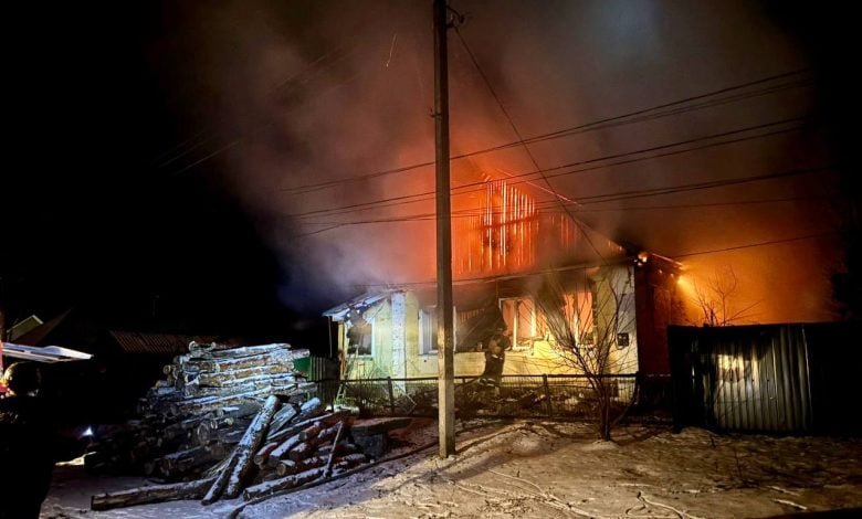 Пожежі в Семенівці після ворожої атаки. Фото: ДСНС Чернігівщини