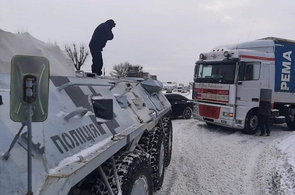 На вулиці Києва вивели БТРи для евакуації застряглих авто (ФОТО)