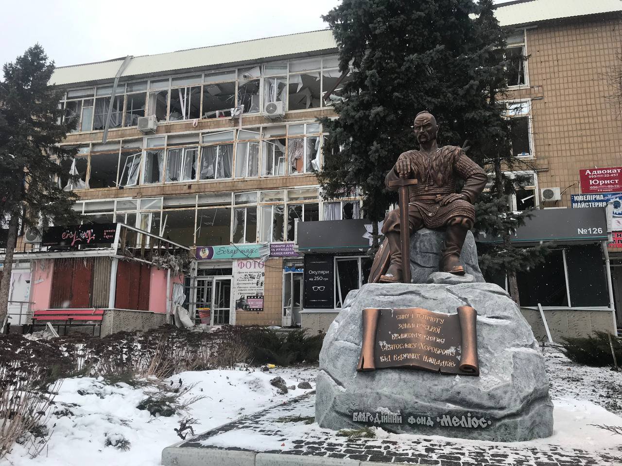 Одна з небагатьох уцілілих будівель в Охтирці: але жодного цілого вікна