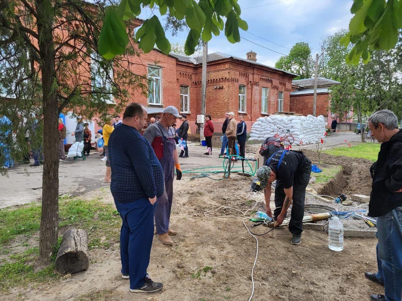 Establishment of temporary water supply. Photo: Serhiy Haydaichuk / Ukrainska Pravda