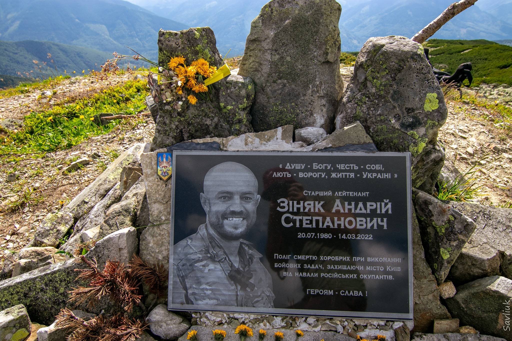 Spominska plošča za Andrija Zinjaka na gori Visoka v kraju Horhani