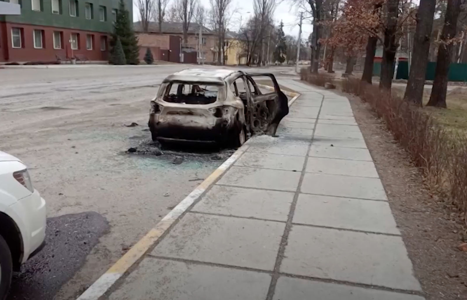 Залишки автомобіля родини Чикмарьових на місці обстрілу. Фото: DW