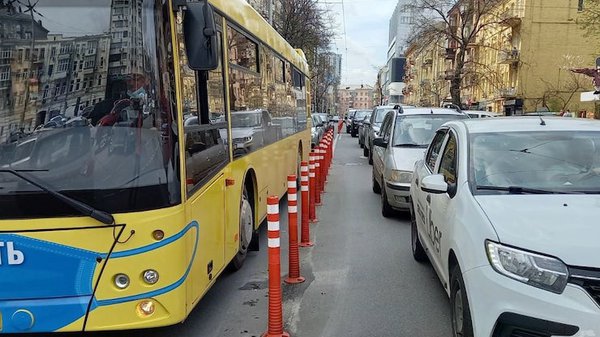 Чи справді власники авто оплачують дороги «своїми податками»?