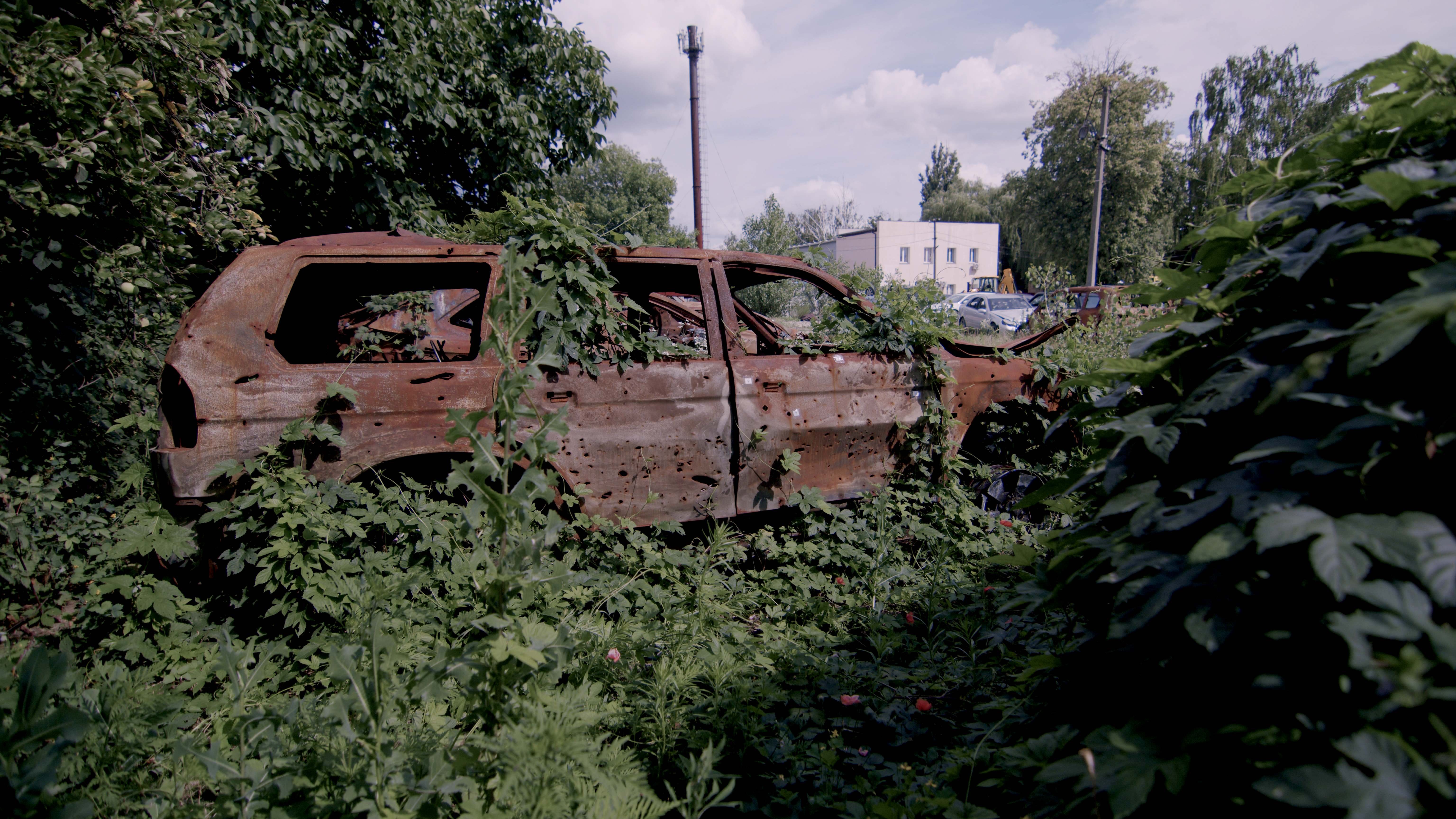 Vas Dmitrivka, odlagališče avtomobilov. Ostanki vozila Mitsubishi Pajero Sport, ki je bilo ustreljeno na Žitomirski avtocesti. Slika: DENOTAT documentary group, Roman Sinčuk