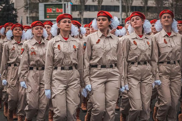 Гітлерюгенд з бантиками. Як окупанти мілітаризують малолітніх дітей на окупованих територіях України