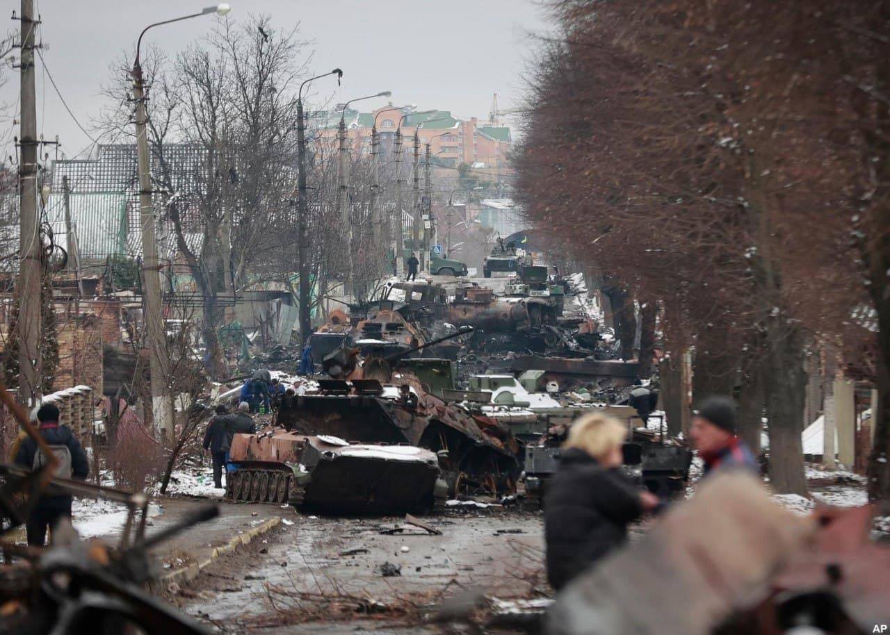 Колона російської ворожої техніки на вулиці Вокзальній у Бучі під Києвом