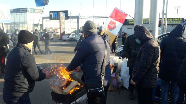 Працівники одеського базару ночували на перекритій ними через карантин трасі (ВІДЕО)