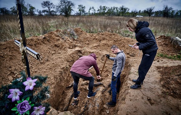 Людина в чорному мішку. Як ексгумують загиблих у Бородянці