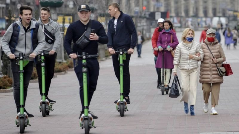 Самокатники на тротуарі: фото УНІАН