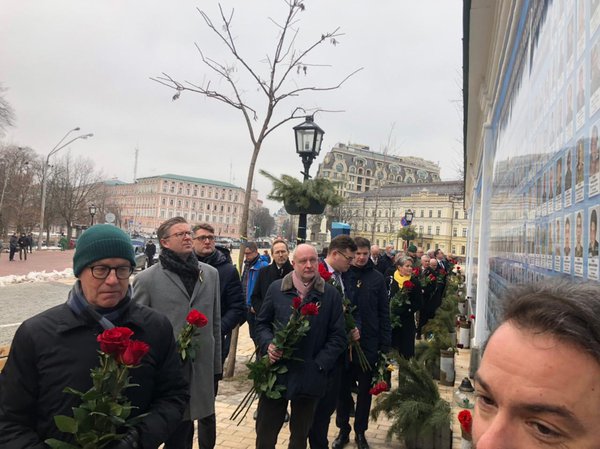 Посли ЄС у день єднання вшанували героїв (ФОТО)