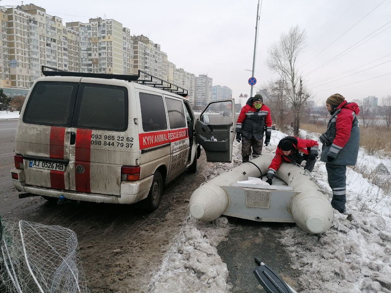 У розпоряджені рятувальників є навіть човен, подарований благодійниками. Зараз вони на ньому активно рятують знесилених лебедів на кризі