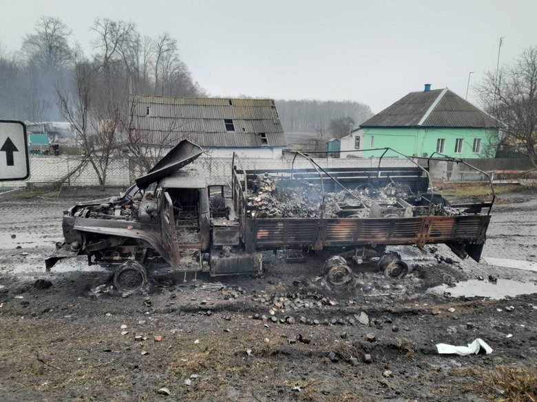 2022-04-01 Пралка на згорілій вантажівці (с. Велика Дорога, фото Юрій Бутусов).jpg