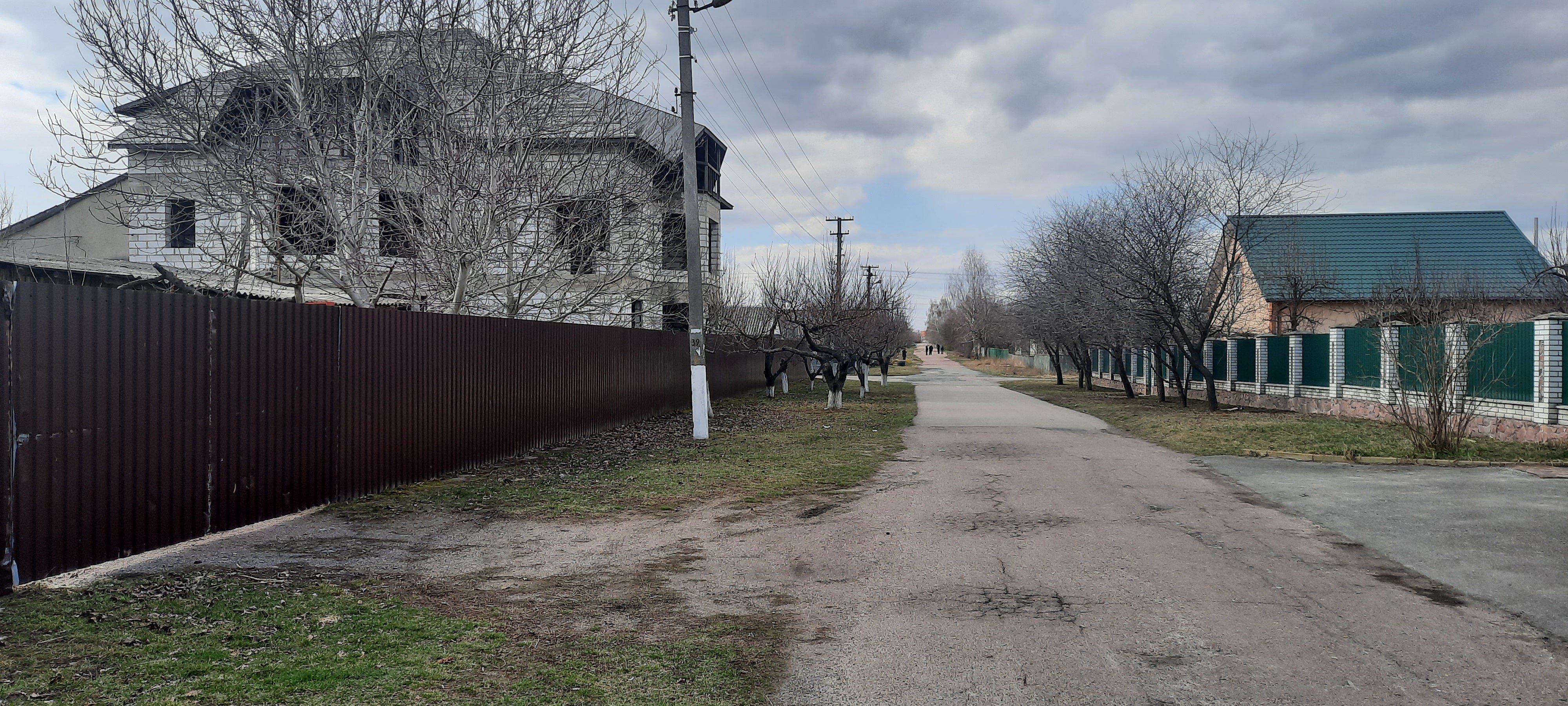 Село Колонщина вціліло. Але котеджне містечко поблизу, де базувалася армія РФ, розграбоване