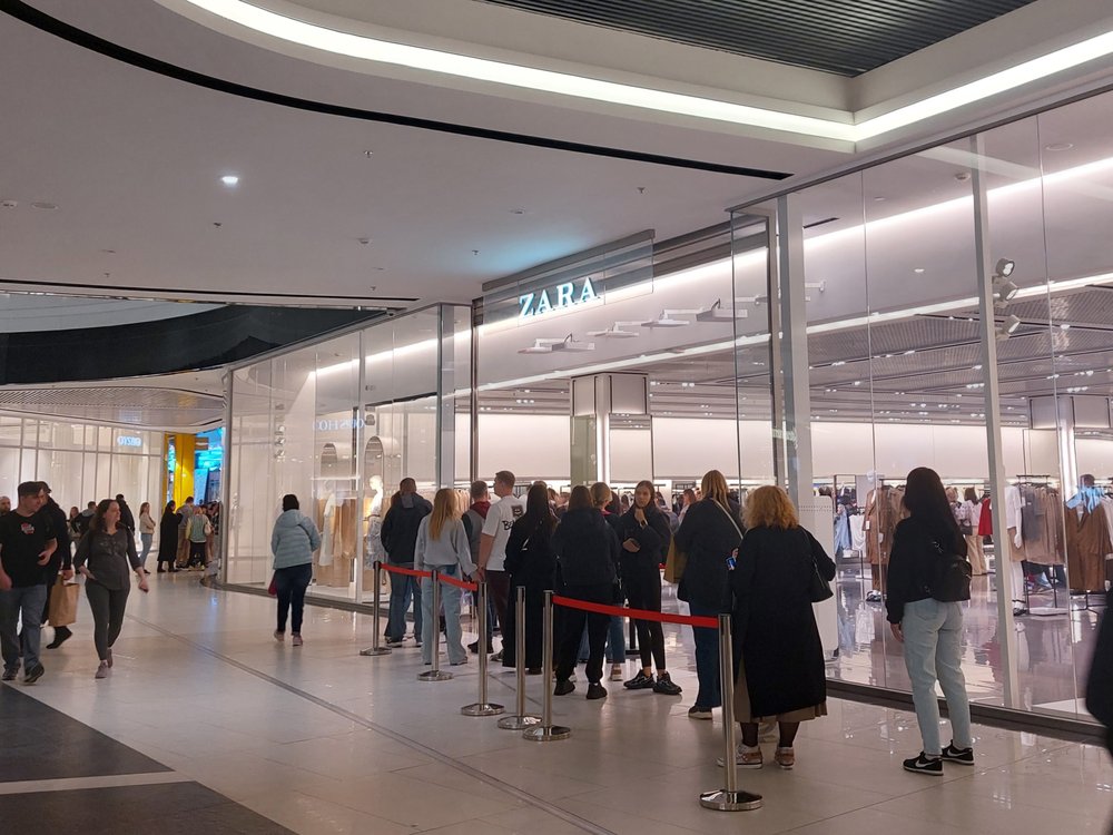 Черга до магазину Zara в Lavina Mall