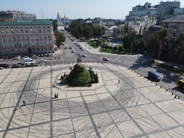 У пішохідній зоні на Софійській влаштували екстрим задля комерційної реклами. Тепер переводять стрілки (ФОТО, ВІДЕО)