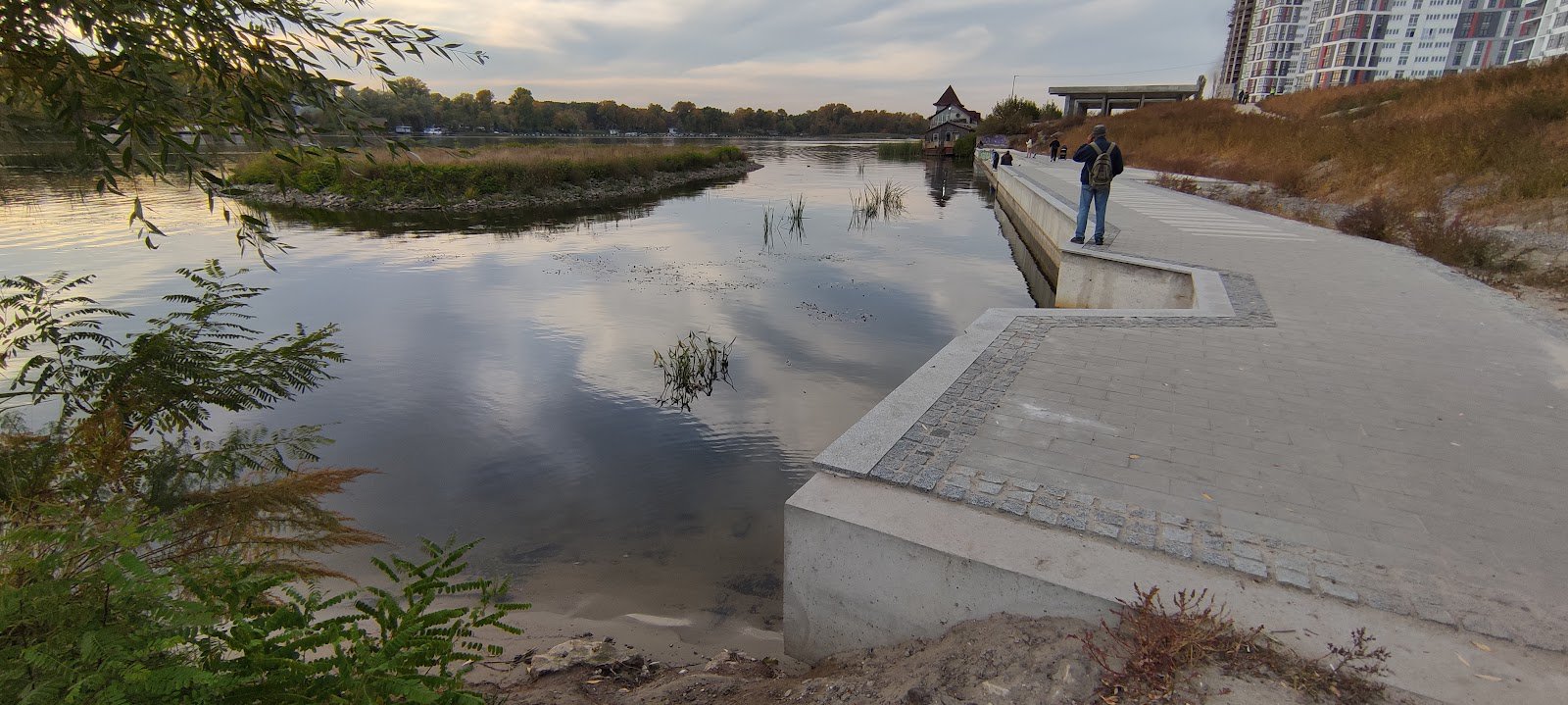 Був пісок і комиші, адже це не колишній порт, а природне річище затоки Чорторий. А стала бетонна стіна у воді. Влітку під нею, як і скрізь у Дніпрі в районі Києва, зацвіте вода, а якщо буде сильна спека, то може і смердіти, як було поблизу подібних бетонних ділянок минулого літа. Потрібно враховувати, що клімат змінюється, і щоб пристосувати життя в ці нові кліматичні реалії, потрібно якомога більше зберігати зелені та природних ландшафтів