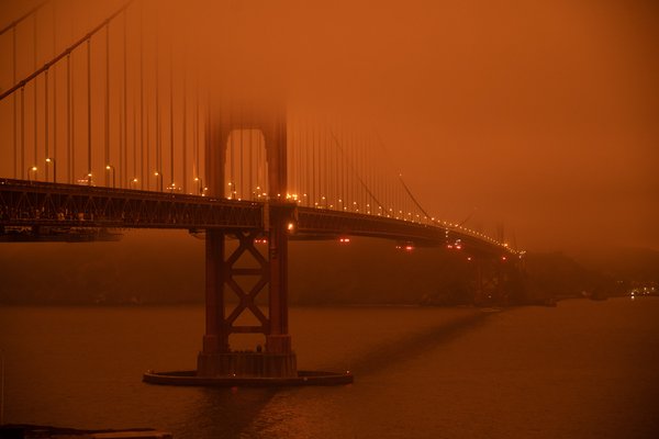 Фотогалерея дня. Помаранчеве небо від пожеж лісів у США