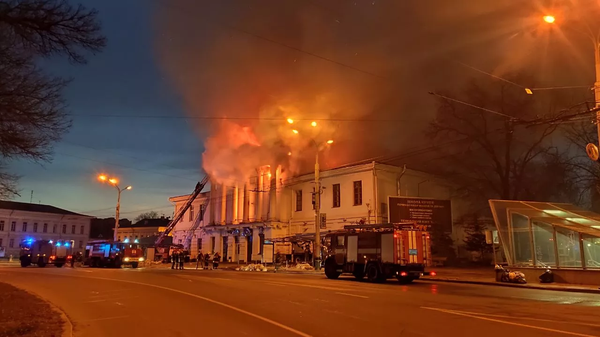 У самісінькому центрі Полтави горить історична будівля (ФОТО, ВІДЕО)