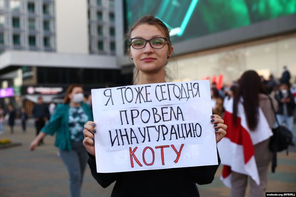 Силовики в чорному та в цивільному пресують білорусів. Красномовний фоторепортаж після самокоронації Лукашенка