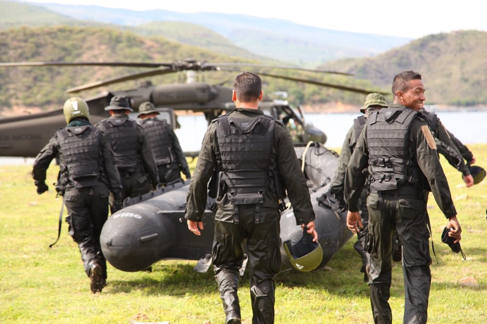 Завантаження надувного човна Wing на гелікоптер Black Hawk. Фото від виробника