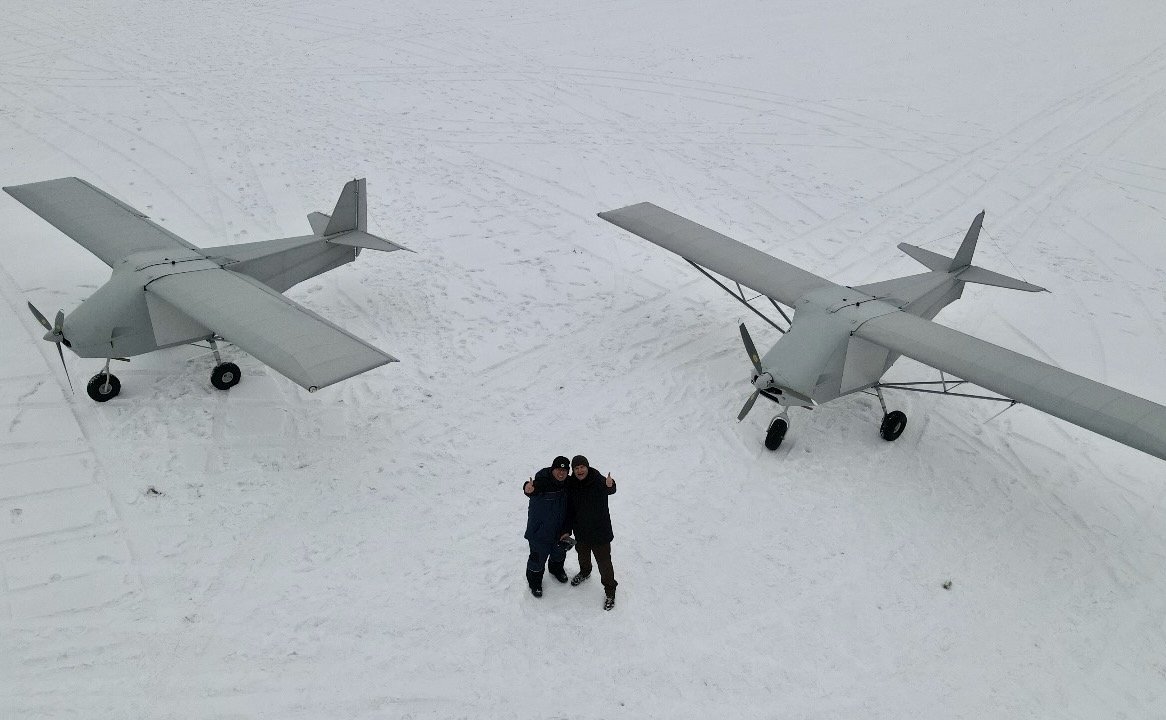 Дмитро Шимків з двома E-300. Фото: ЕП