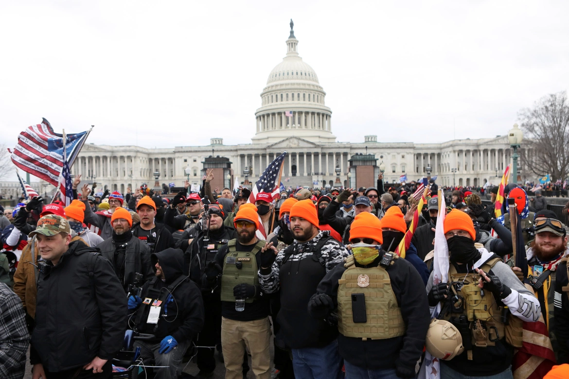 Ультраправе угруповання Proud Boys, яке захищав Трамп і яке захищає його: фото Jim Urquhart/Reuters