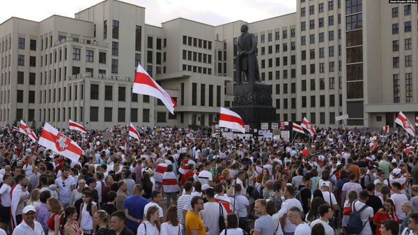 Зразу після зігнаного мітингу за Лукашенка – почався більший проти нього (ФОТО)