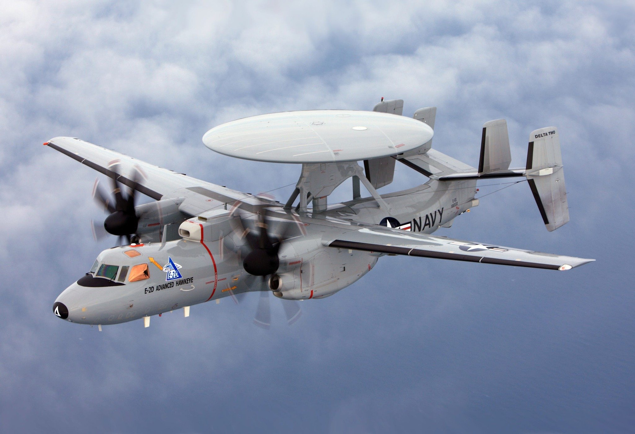 E-2 Hawkeye з'явився наприкінці 1960-х і на початку 1970-х років, але його ранні характеристики розчаровували, і знадобилося ще майже 20 років додаткових досліджень і розробок, щоб змусити його «запрацювати» у формі різних версій  серії E-2C, яка почала зароджуватися наприкінці 1980-х років. На фото один із сучасних E-2D ВМС США.