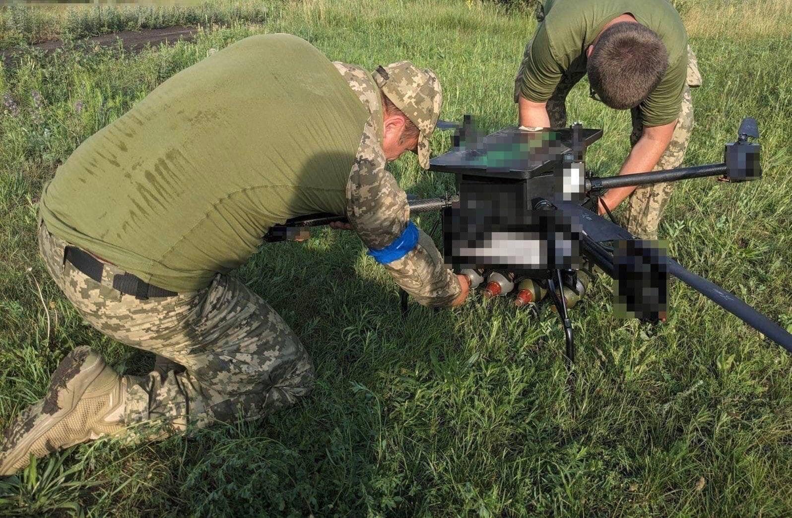 Наші морпіхи готують великий ударний дрон "Баба Яга" до роботи. Джерело: Сергій Мокренюк/Фейсбук