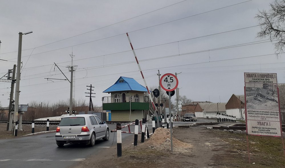 At this crossing, the bus was stoned. And the barrier was repaired in two hours