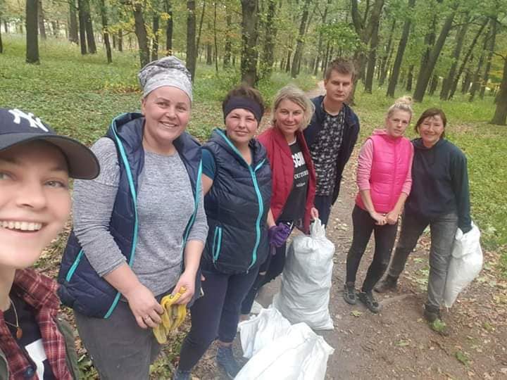 У фейсбук-групі «Голосків Times» зареєстровано приблизно пів села Голосків. Тут регулярно викладають фото з суботників. Така традиція з'явилася у 2016 році, до того прибирати виходили тільки учні