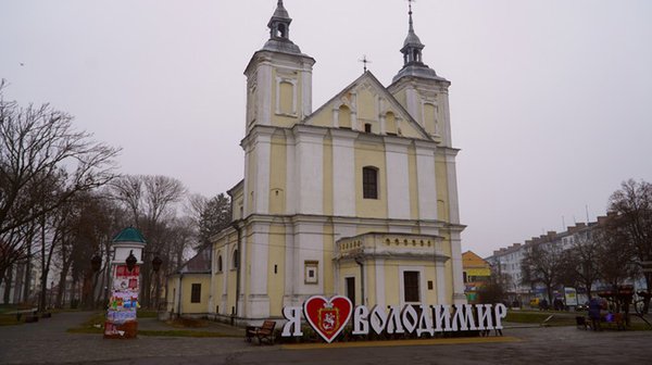 Володимир-Волинський став просто Володимиром, бо інших у нас нема. У російському Владімірі проти