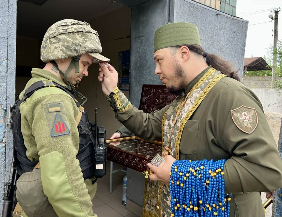 Отець Меркурій разом з українським військовим. Фото авторки