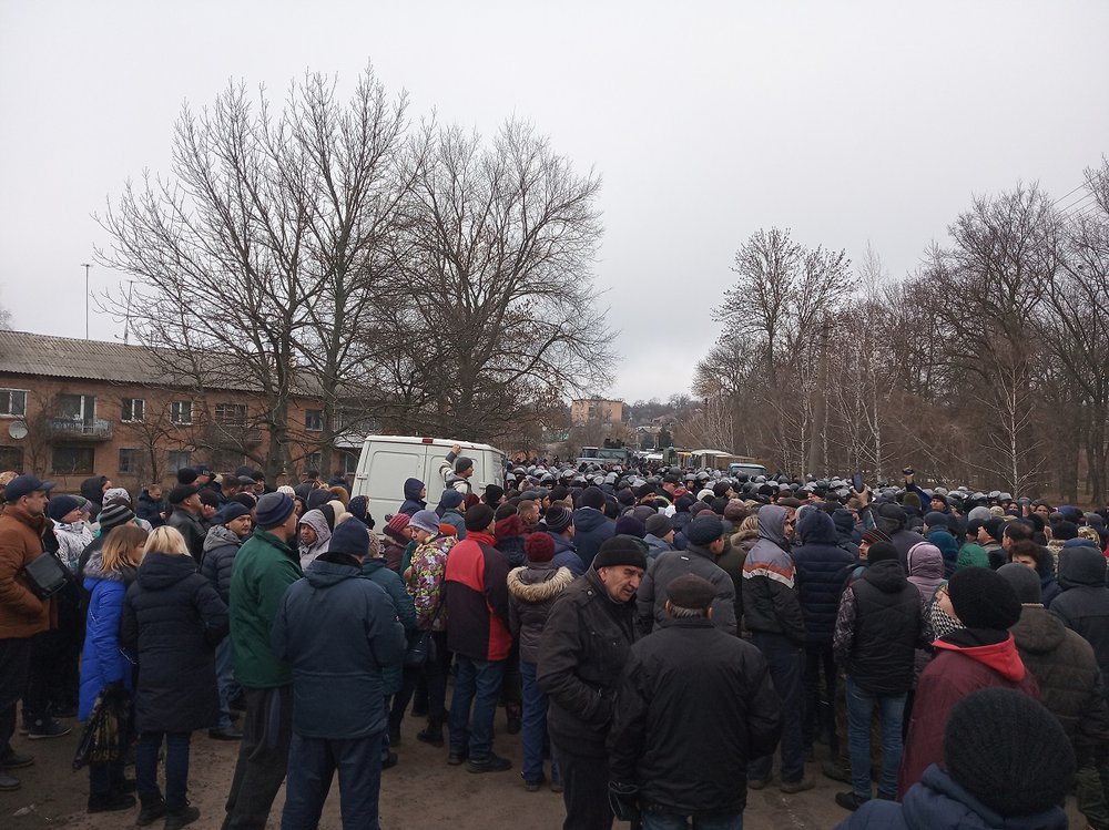 Residents of the village of Novi Sanzhary say that they came out on the street because of simple fear