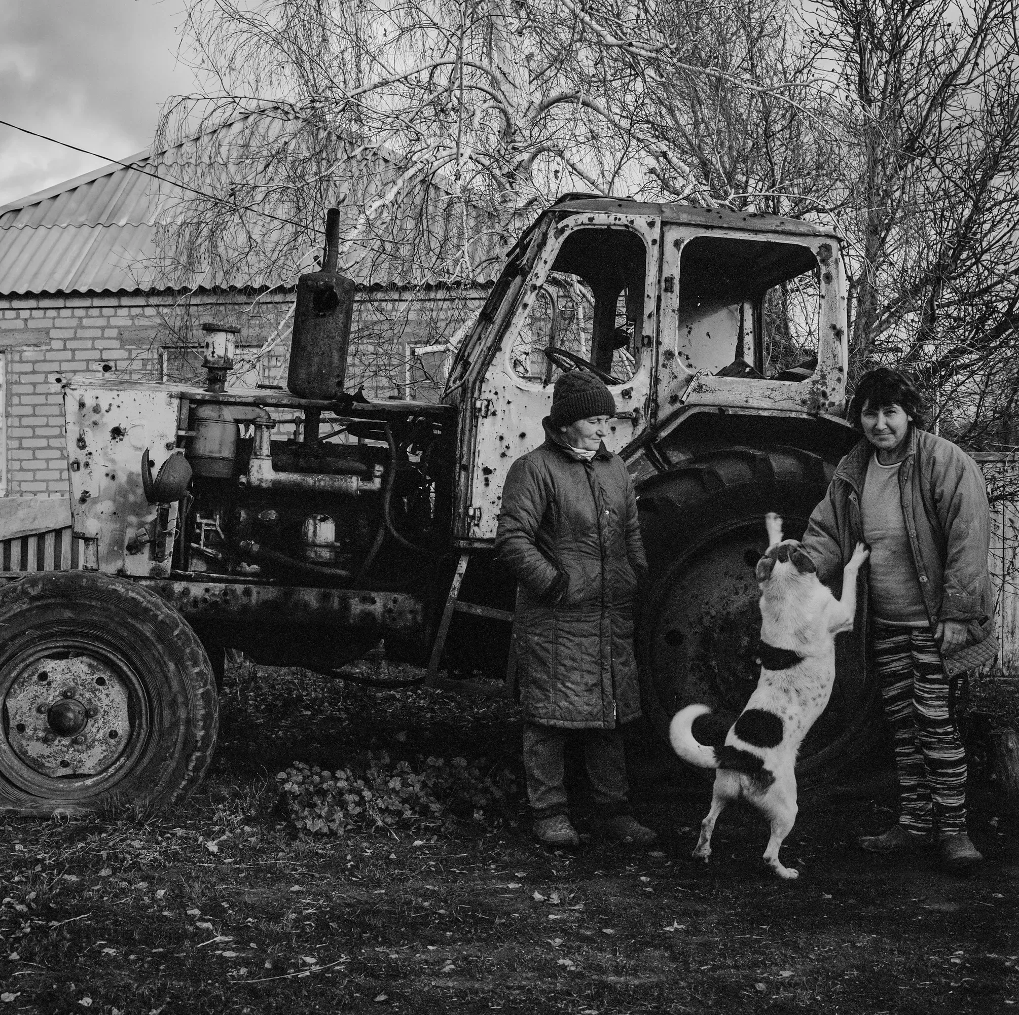 Собака жив у сусідів, але вони виїхали із села, і тепер Джек живе в нових господарів. Тетяна Мусієнко (праворуч) зі знайомою. Фото ©Federico Quintana/Sipa Press