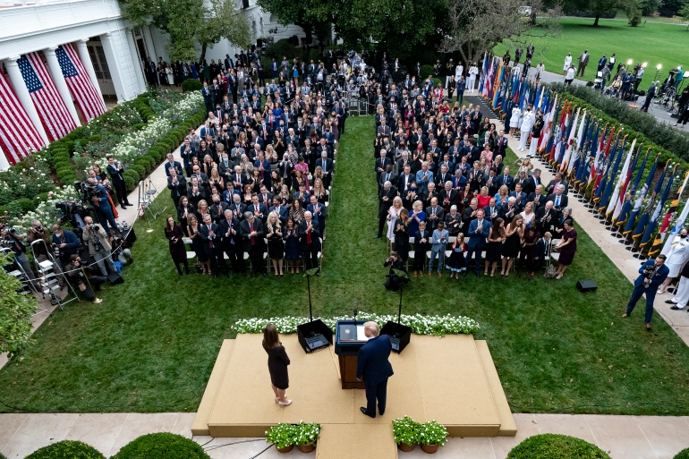 На цій події 26 вересня, коли Трамп номінував Коні Беррет до Верховного Суду, люди сидять без масок. Заразилося близько 30 людей: фото AP