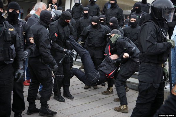 У Білорусі знову стотисячні протести, затримано сотні протестувальників