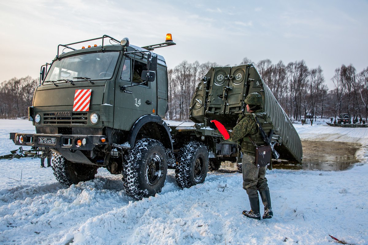 Понтоний парк ПП-91М (ПП-2005). Саме такі використовувались для форсування Сіверського Донця. (https://ru.wikipedia.org/wiki/%D0%9F%D0%9F-91%D0%9C_(%D0%9F%D0%9F-2005)#/media/%D0%A4%D0%B0%D0%B9%D0%BB:Bridging2017-10.jpg)