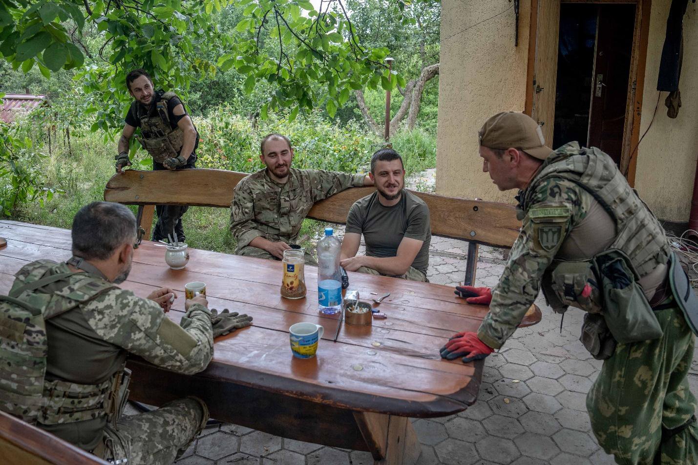 Передовий штаб розташований у добротній двоповерховій будівлі, захованій поміж фруктових дерев. Чудове місце для нарад