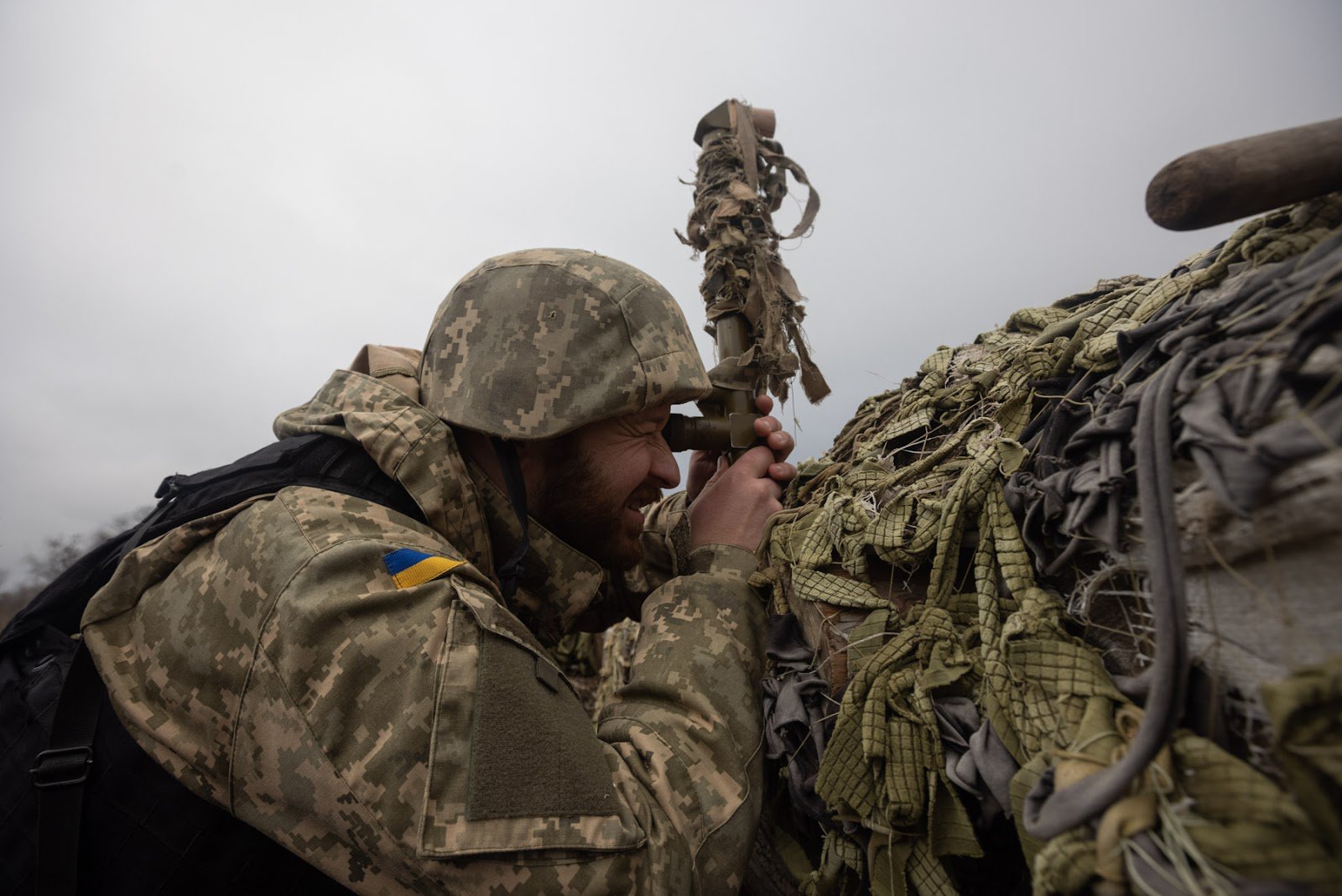 Пресофіцер бригади Назар Ільницький розглядає позиції ворога крізь трубку розвідника