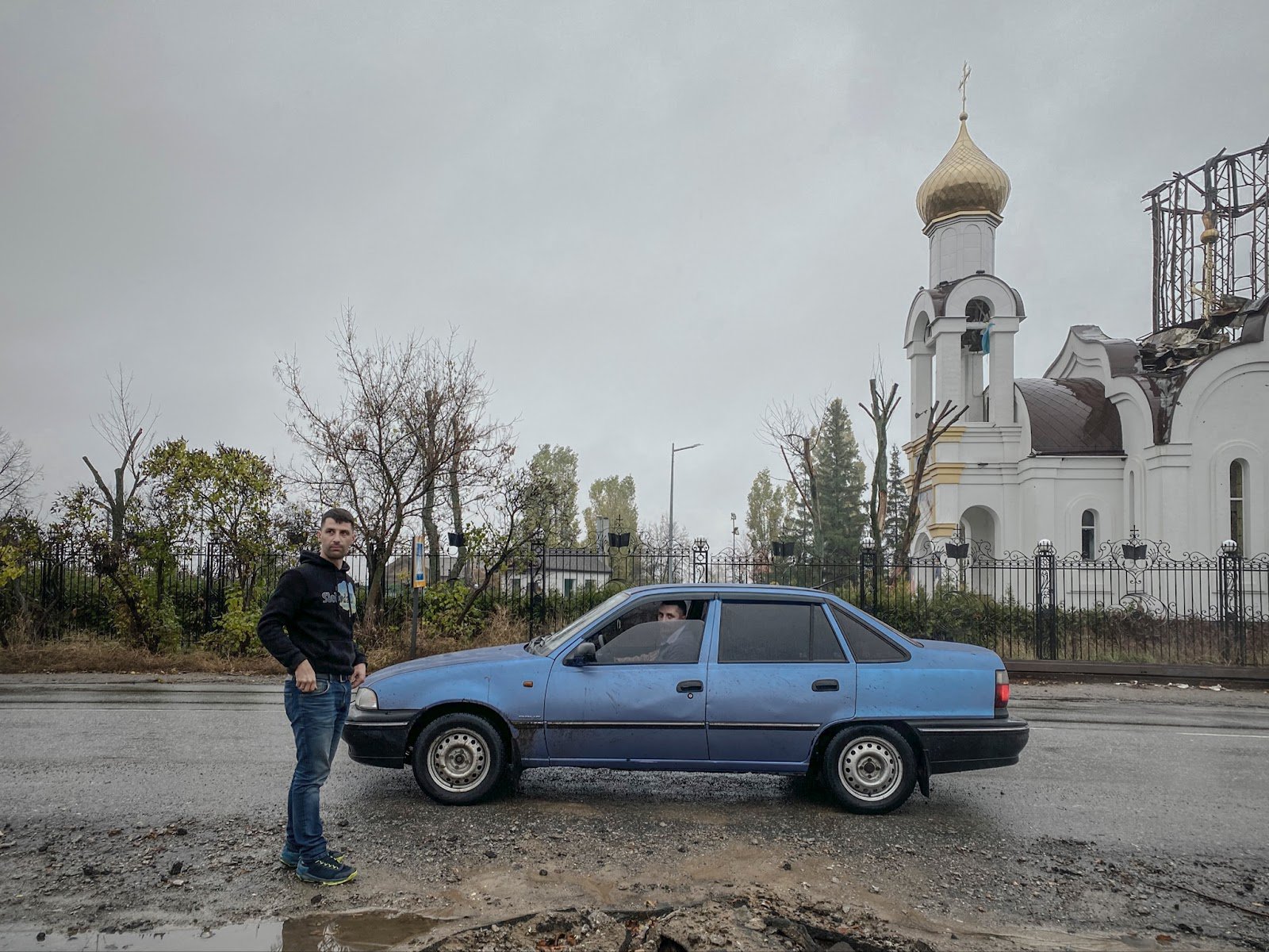 Юрій з братом Іваном. Після допомоги в хабі той їде таксувати