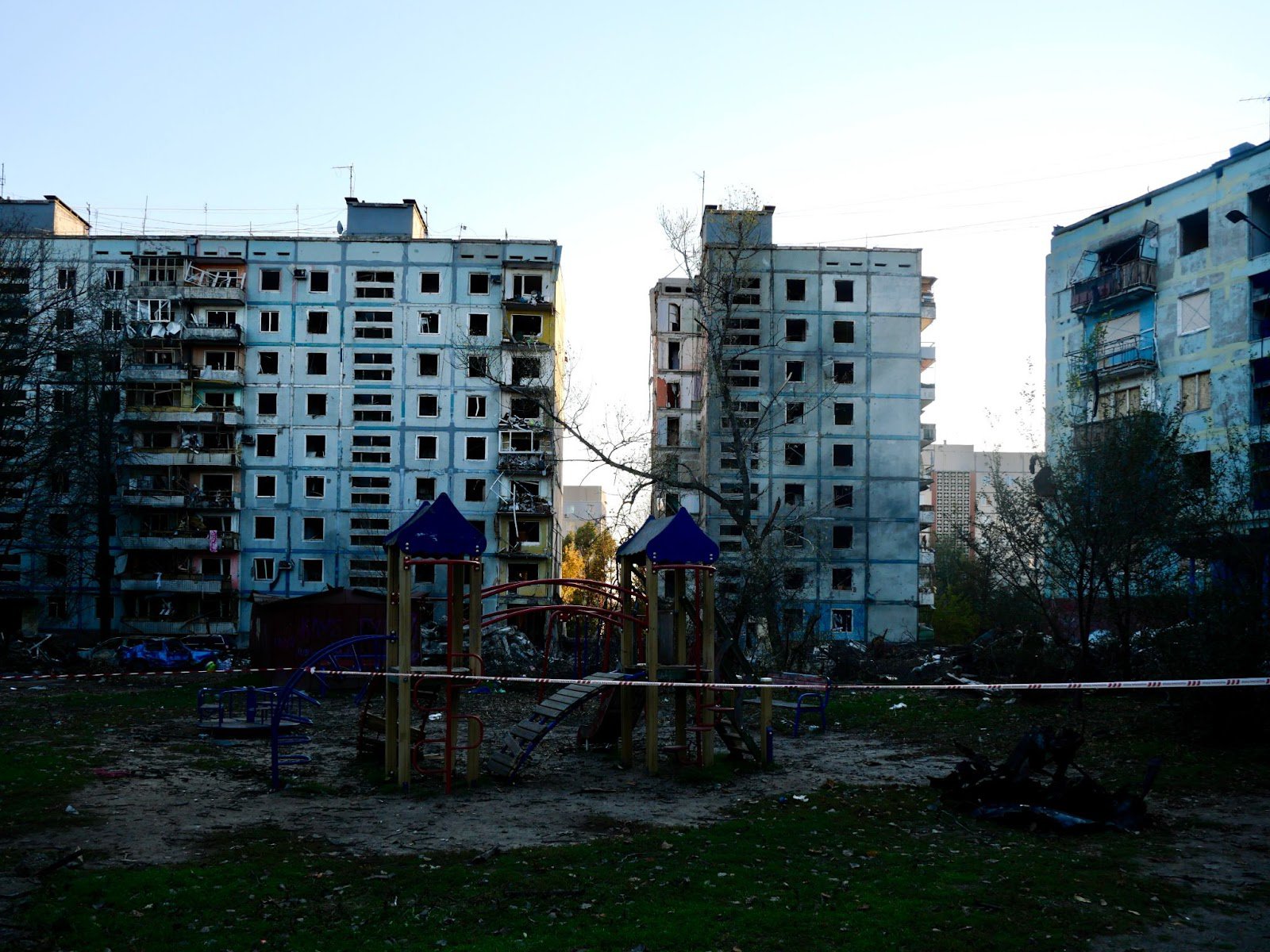 The yard of the building at Zestafonska Street 8 was surrounded by a signal tape – “entrance forbidden”. Author's photo