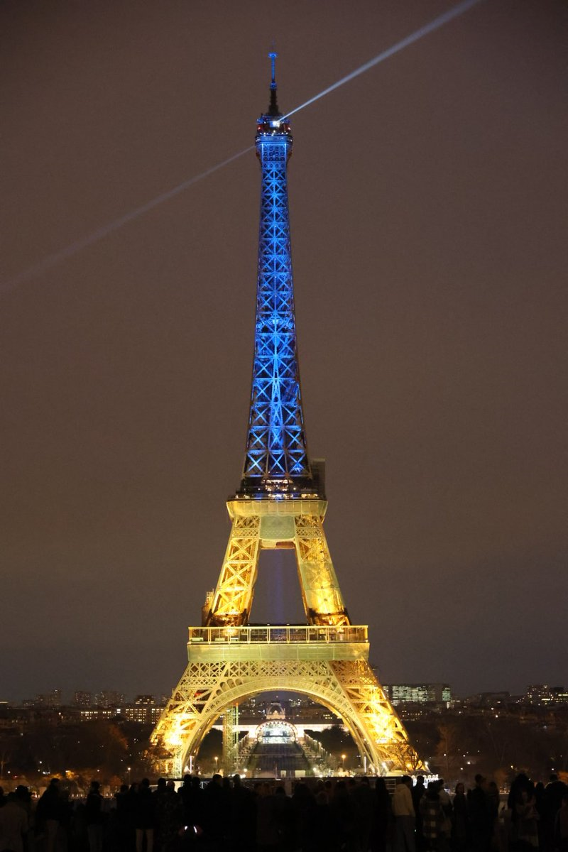 Ейфелеву вежу підсвітили у кольорах українського прапора. Фото: Paris/твіттер