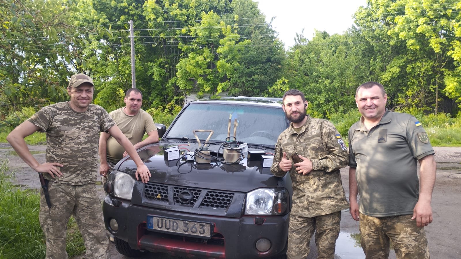 Вова й побратими позують біля пристроїв РЕБ, куплених за донати. Фото із сімейного архіву