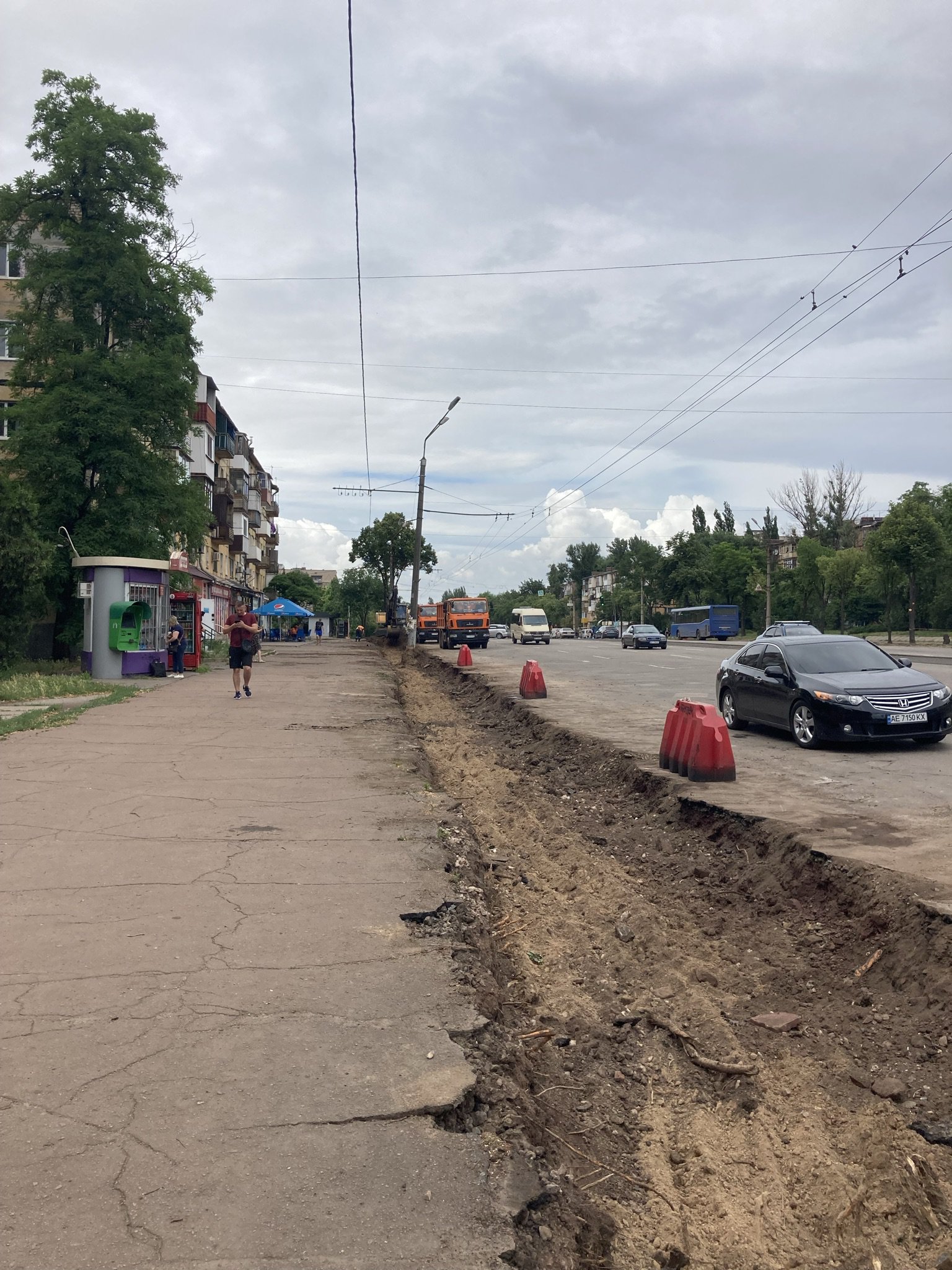 Ось так це виглядає нині (зауважте дерево в центрі світлини – на наступному фото видно, що перед ним була ціла липова алея)