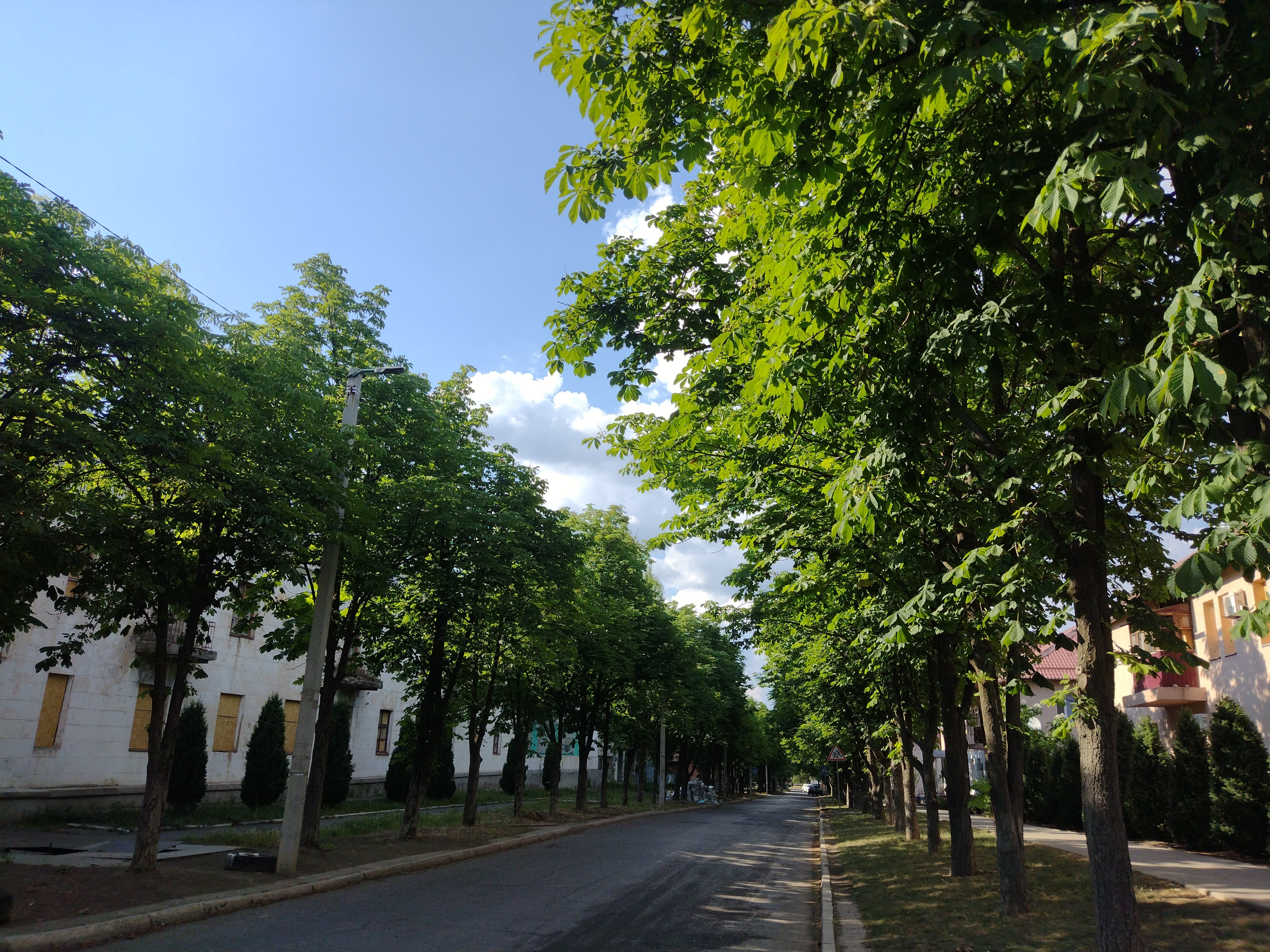 Вулиця містечка Курахове на Донеччині. Фото авторки