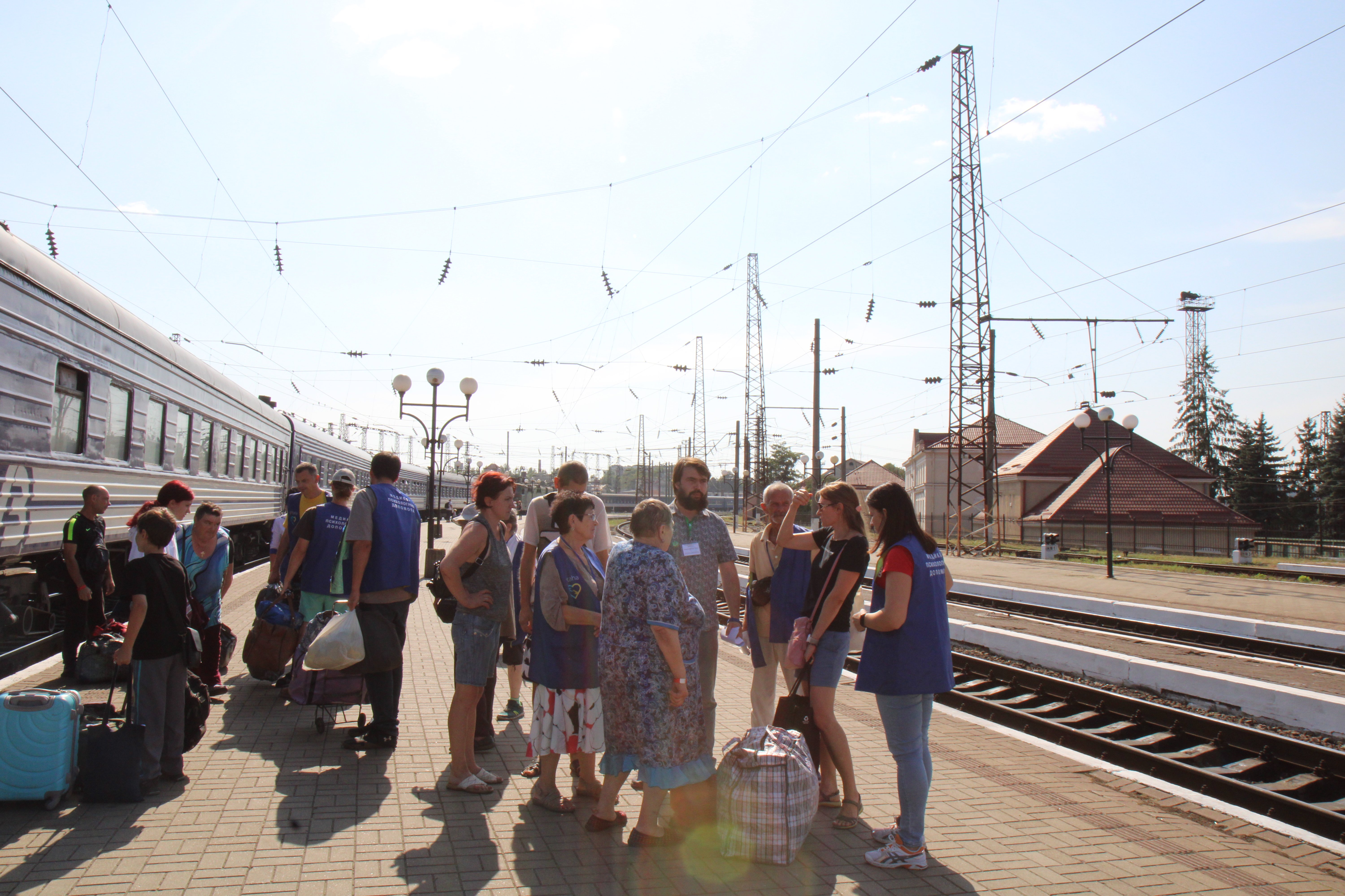 Волонтери зустрічають переселенців з евакуаційного поїзда